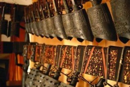 探秘卡赞：传统乐器与文化符号背后的多重含义及影响