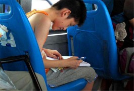 学生作业写不完，熬夜or睡觉引争议！快来看咋选才对