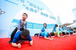 快节奏社会里，父母缺陪伴，孩子成长咋保障？爱得行动起来